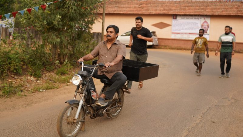 `ಶಾಖಾಹಾರಿ’ಯಾದ ರಂಗಾಯಣ ರಘು: ಶೀರ್ಷಿಕೆ ಬಿಡುಗಡೆ ಮಾಡಿದ ಯೋಗರಾಜ್ ಭಟ್