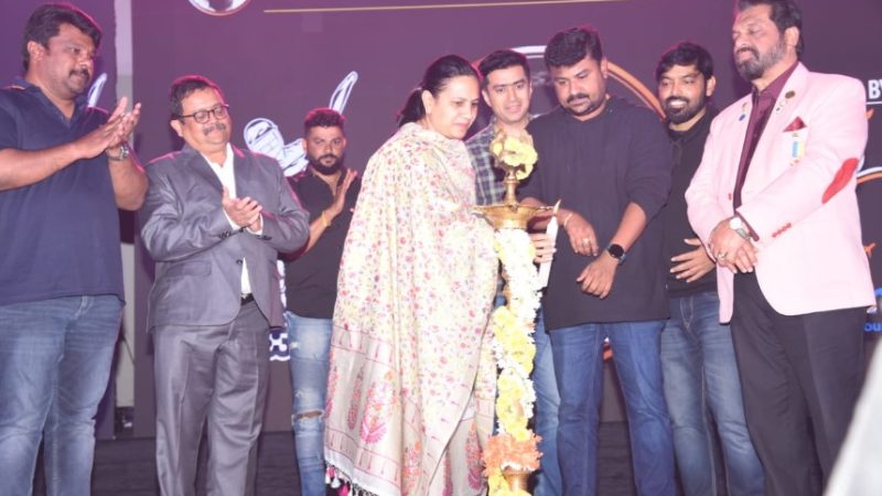 “ರಾಜ್ ಕಪ್ ಸೀಸನ್-6” ಜರ್ಸಿ ಬಿಡುಗಡೆ : ನಿರ್ಮಾಪಕಿ ಅಶ್ವಿನಿ ಪುನೀತ್ ರಾಜ್‍ಕುಮಾರ್ ಸಾಥ್