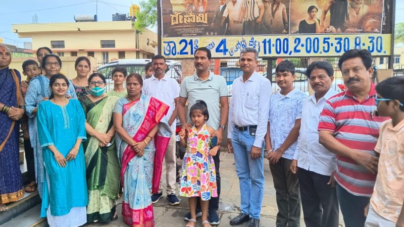 “ದೇಸಾಯಿ” ಚಿತ್ರ ವೀಕ್ಷಿಸಿದ ಶಾಸಕ ಲಕ್ಷಣ್ ಸವದಿ: ಮೆಚ್ಚುಗೆ