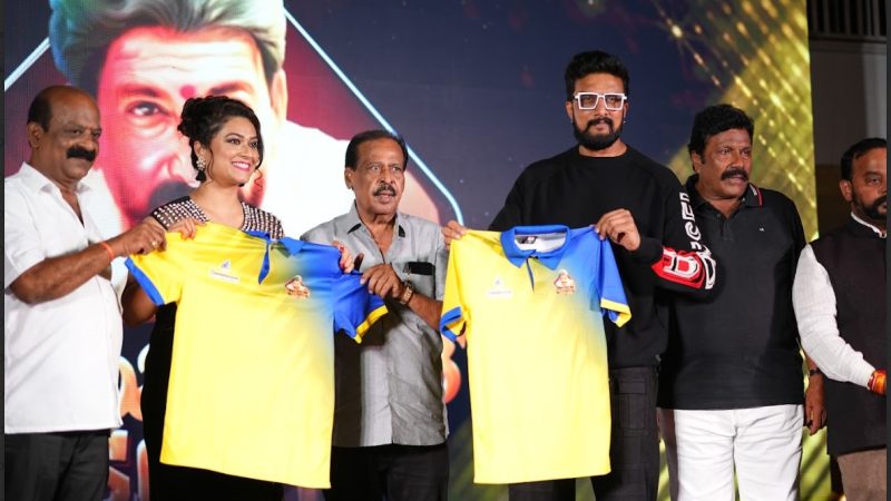 ಸ್ಯಾಂಡಲ್ ವುಡ್ ಕಪ್ : ಶಟಲ್ ಬ್ಯಾಡ್ಮಿಂಟನ್ ಟೂರ್ನಮೆಂಟ್ ಜೆರ್ಸಿ ಬಿಡುಗಡೆ ಮಾಡಿದ ಕಿಚ್ಚ ಸುದೀಪ್