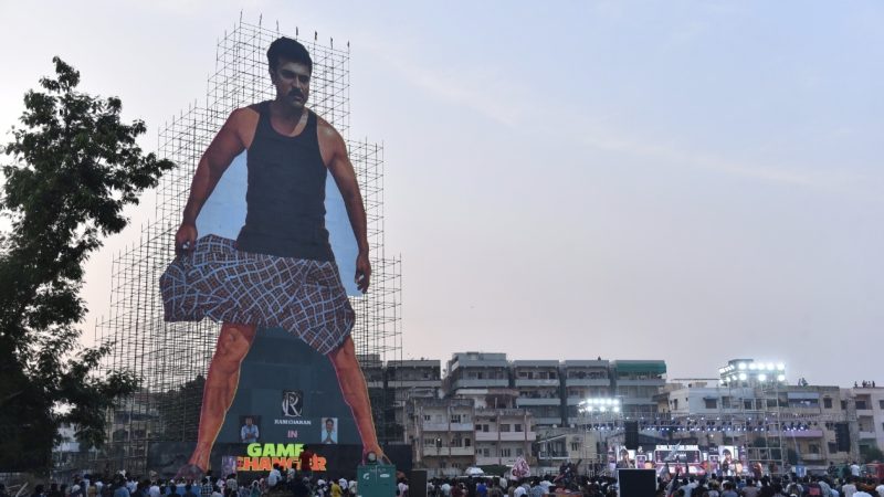 “ಗೇಮ್ ಚೇಂಜರ್ ‘ಗಾಗಿ ತಲೆ ಎತ್ತಿದ ರಾಮ್ ಚರಣ್ 256 ಅಡಿ ಎತ್ತರದ ಕಟೌಟ್