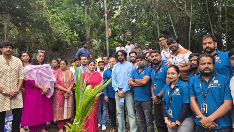 ಅಮ್ಮನ ನೆನಪಿಗೆ ಸಸಿ ನೆಟ್ಟ ಕಿಚ್ಚ ಸುದೀಪ್: ಕುಟುಂಬದ ಸದಸ್ಯರು,ಅಭಿಮಾನಿಗಳು ಭಾಗಿ